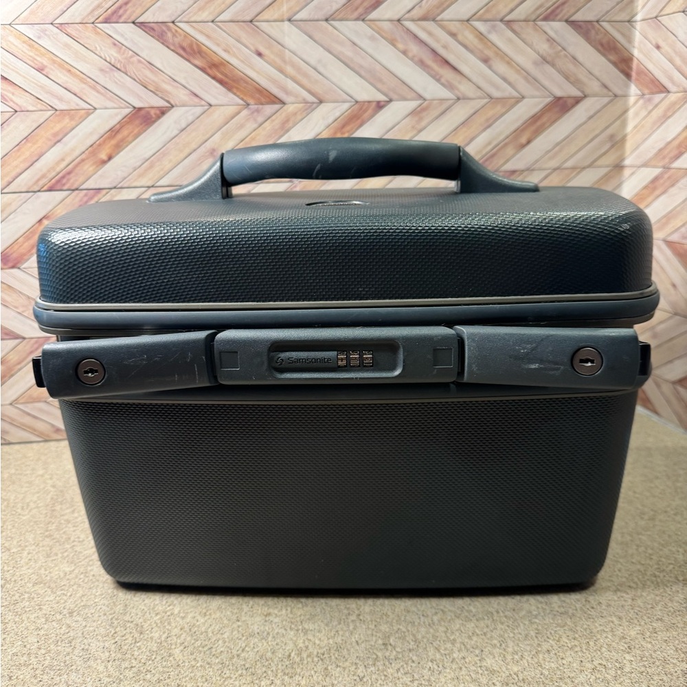 Vintage hardshell Samsonite silhouette train case. Dark slate blue no key.